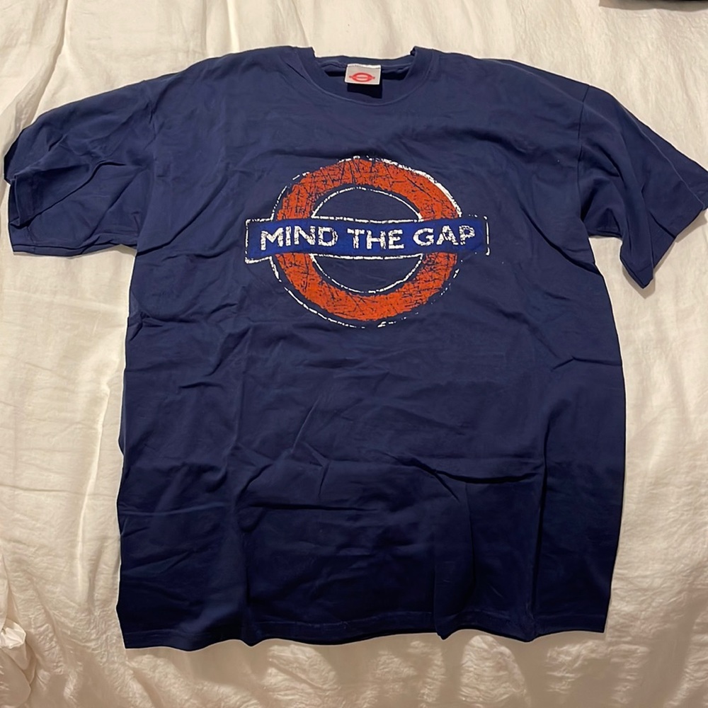 London mind the gap graphic tee